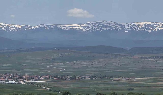 Kütahya'da kartpostallık manzara zirvede kar, ovada bahar