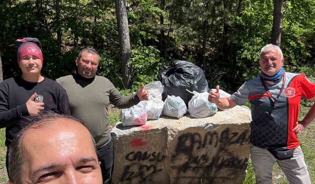 Kütahya'da kirlenen mesire alanını Eskişehirli motosiklet grubu temizledi