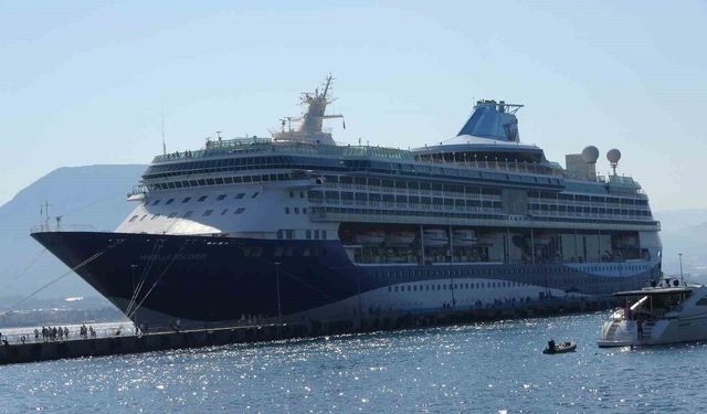Lüks kruvaziyer bin 749 turist ile Alanya iskelesine demir attı
