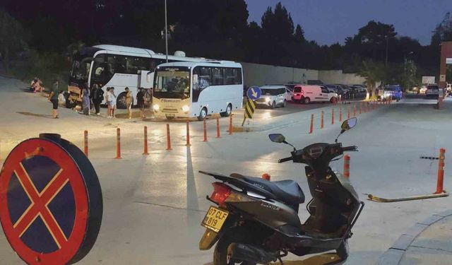 Manavgat'ta rafting yapmaya giden 52 yerli turist gıda zehirlenmesi şüphesiyle hastaneye başvurdu