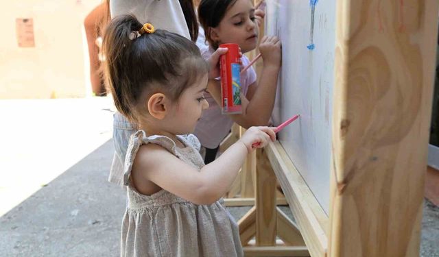 Manisa'da çocuklar hayal dünyalarını resimlere yansıttı