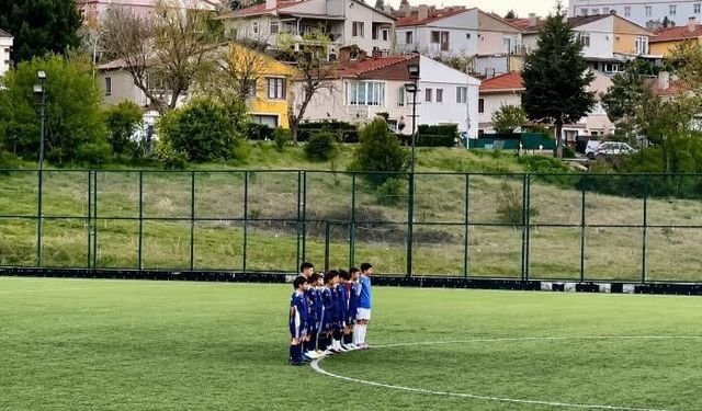 Minikler, hakemin kendilerine küfür ettiği iddiasıyla 1 dakika boyunca topa dokunmadı