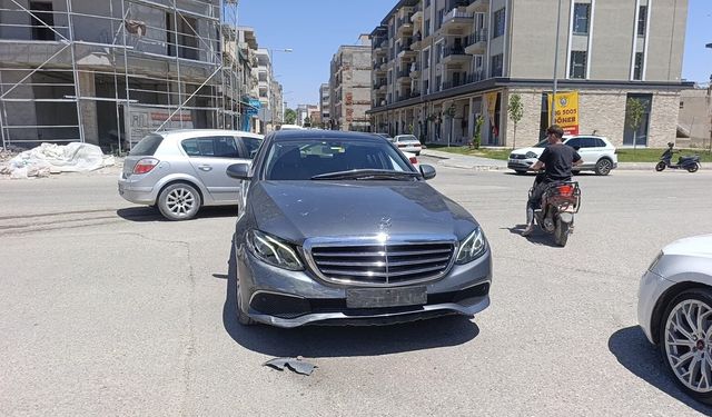 Motosiklet ile otomobil çarpıştı: 1 yaralı