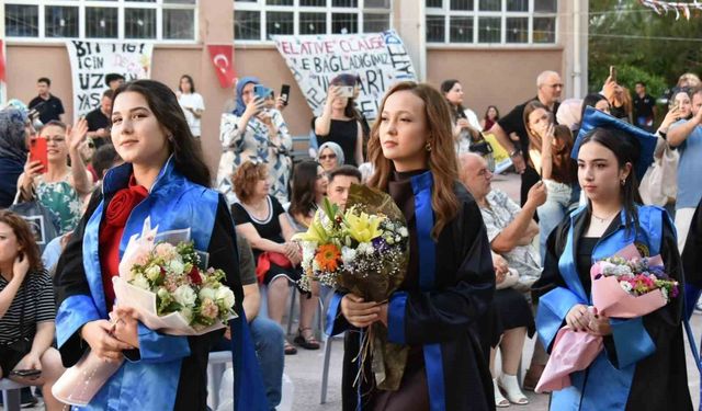 Muharrem Hasbi Anadolu Lisesi'nde mezuniyet sevinci