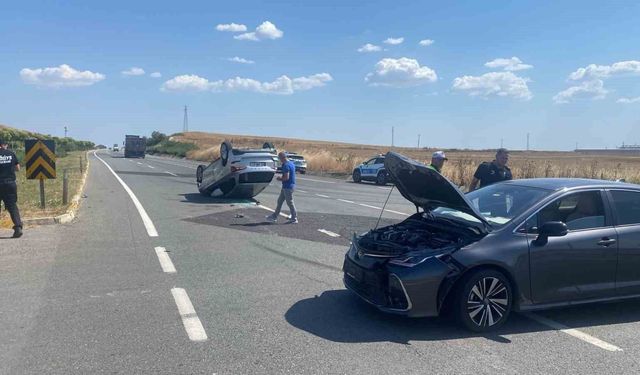 Muratlı'da kavşakta iki otomobil çapıştı: 3 yaralı