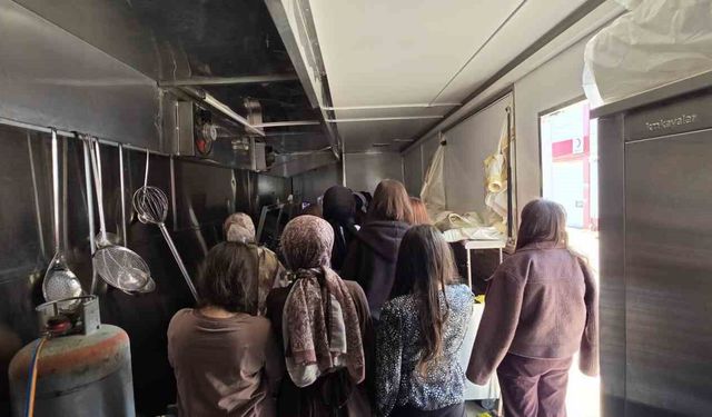 Muşlu öğrencilerden Kızılay'a ziyaret