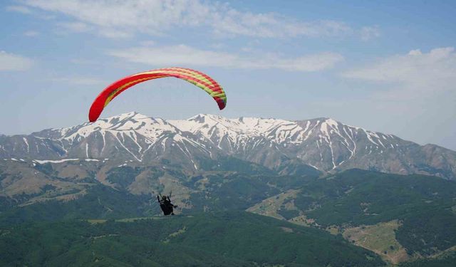 Muş'ta Türkiye Yamaç Paraşütü Mesafe Yarışması başladı