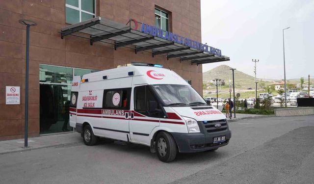 Niğde'de otomobil ile kamyonet çarpıştı: 7 Yaralı