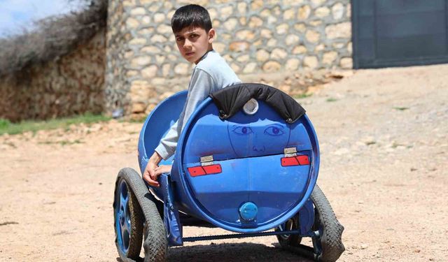 Oğlunun dışarı çıkamamasına üzülen baba, çözümü atık malzemelerle yaptığı paletli arabada buldu
