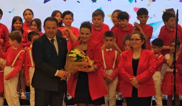 Öğrenciler sahnede devleşti, Maarif Öğrenci Korosu büyük ilgi gördü
