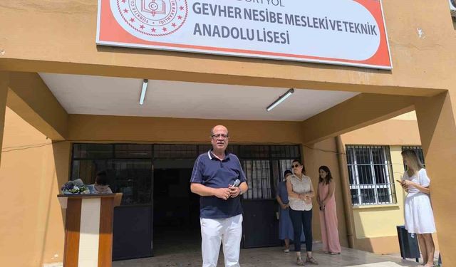 Öğrencilerinden helallik alarak emekliye ayrılan 38 yıllık öğretmene alkışlı veda