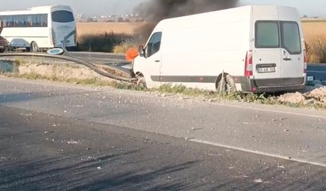Orta refüje giren panelvan araç alev aldı: 1 yaralı