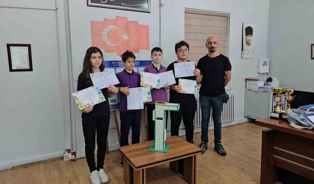 Ortaokul öğrencilerinden nefes aldıran proje; hava kirliliğine çözüm sokak lambası