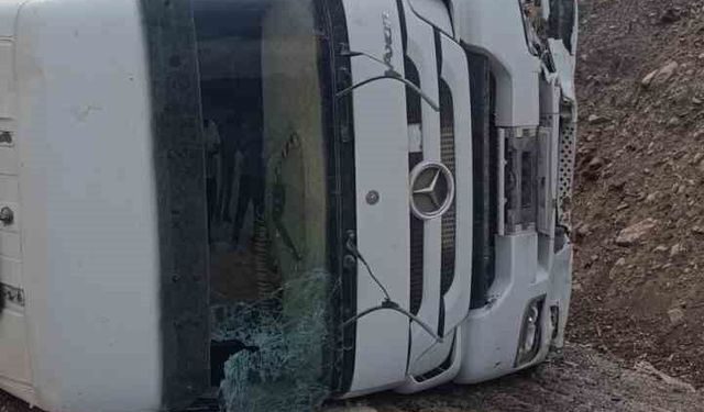 Osmaniye'de kontrolden çıkan tır yamaca çarptı: 1 yaralı