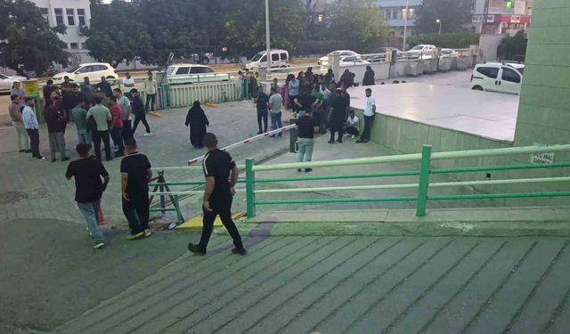 Otomobilin çarptığı çocuk öldü, durumunu öğrenmek için hastaneye giden sürücü darp edildi