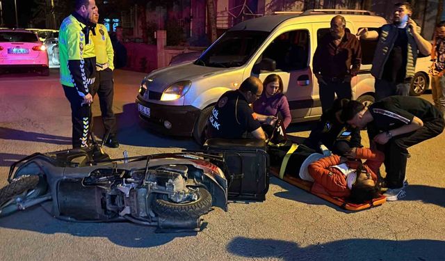 Panik yapan motokurye motosikletle birlikte devrilerek yaralandı