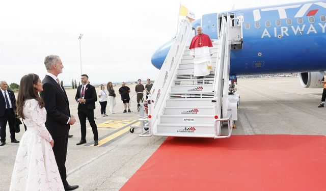 Papa 14. Leo, İspanya'da Kral Felipe ve Kraliçe Letizia tarafından resmi törenle karşılandı