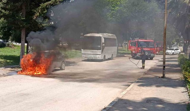 Park halinde yanan otomobil kullanılmaz hale geldi