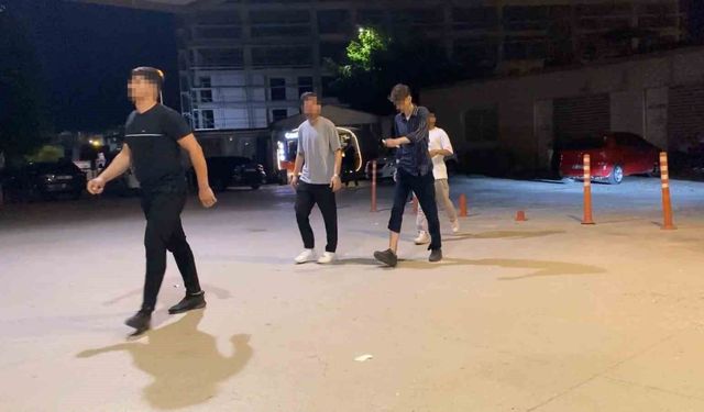 Parktaki gençlere pompalı tüfekle saldırdı: 10 yaralı