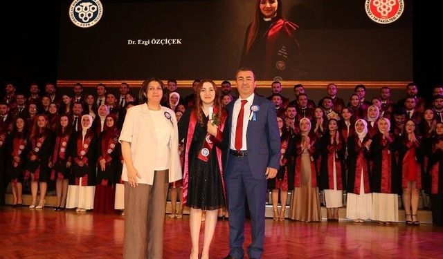 Profesör anne ve babanın gurur günü: Kızları da doktor oldu