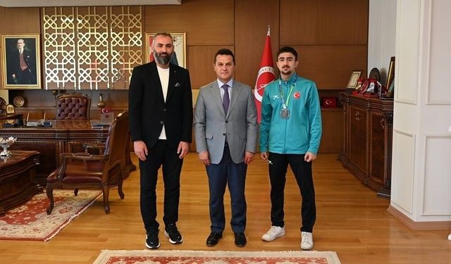 Rektör Topal, dünya ikincisi olan sporcuyu tebrik etti