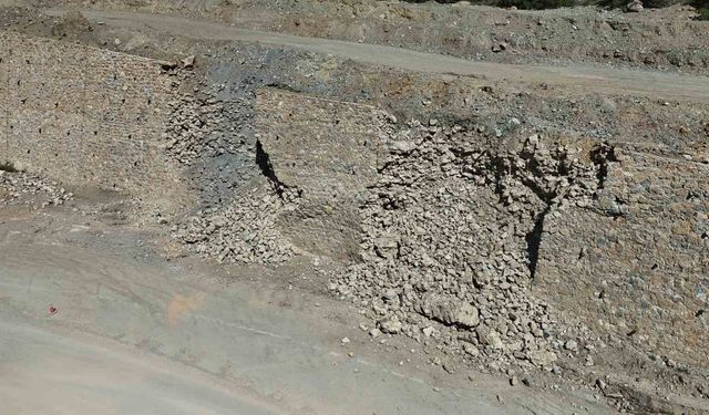 Sarıcakaya yolunun istinat duvarı yıkıldı