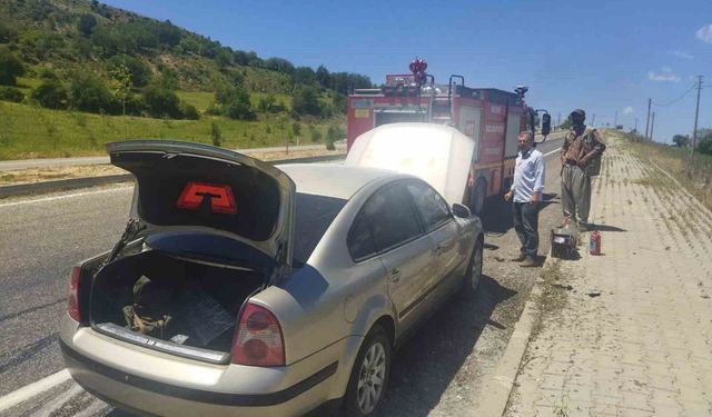 Seyir halindeki otomobil alev aldı