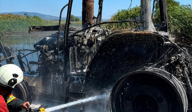 Söke'de yanan traktörden geriye hurda yığını kaldı