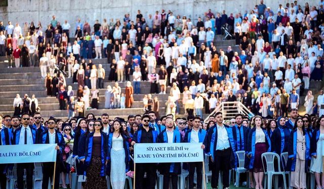 Stadyumu dolduran aileler, çocuklarının mezuniyet heyecanına ortak oldu