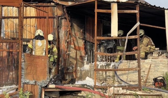 Sultangazi'de plastik eşya deposu alevlere teslim oldu