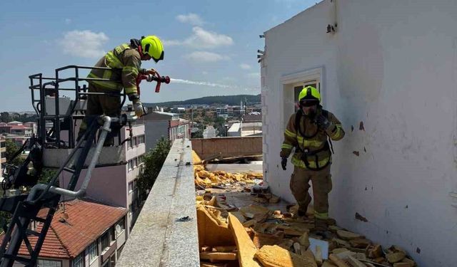 Susurluk'ta bir binanın çatısında çıkan yangın söndürüldü