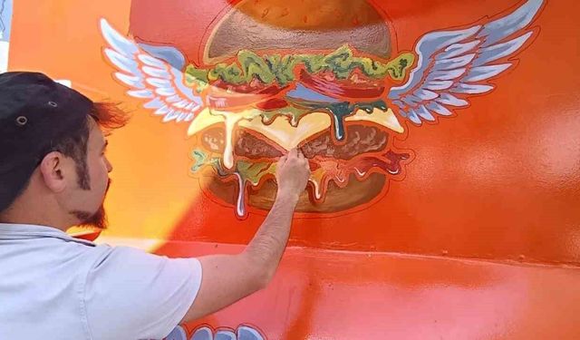 Tavşanlı'da yaşayan ressam karavanı sanat eserine dönüştürdü