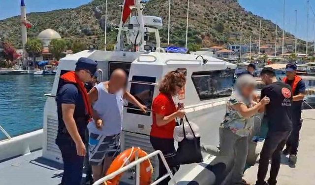 Tekne gezisinde rahatsızlanan vatandaşa tıbbi tahliye