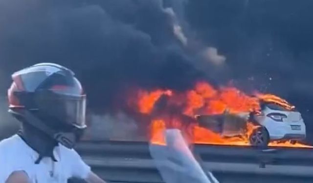 TEM Otoyolu'nda alev alev yanan otomobil kullanılamaz hale geldi