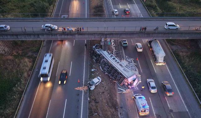 TEM'de halı yüklü tır ile otomobil çarpıştı: 6 yaralı