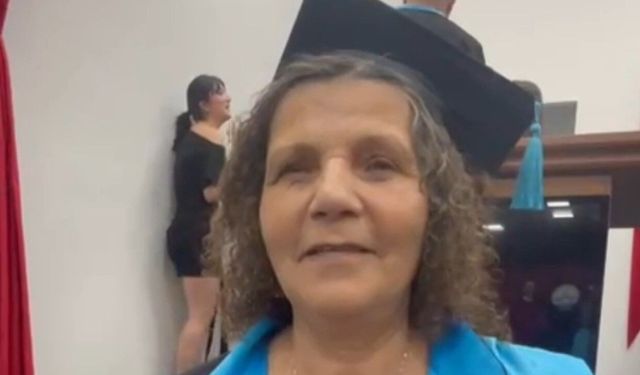 Torun yaşındaki öğrencilerle aynı sıraları paylaştı, 62 yaşında mezun oldu