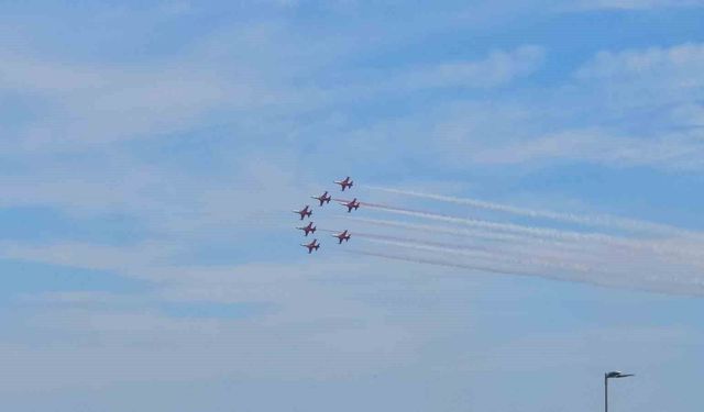 Türk Yıldızları'ndan Belçika semalarında gövde gösterisi