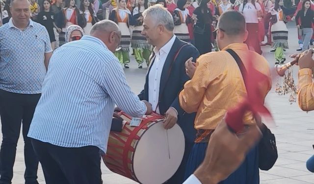 Türkiye Halk Oyunları Federasyonu Başkanı davul çalarak bahşiş topladı