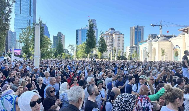 Usta oyuncu Kadir İnanır son yolculuğuna uğurlandı