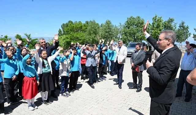 Vali Baruş öğrencilerin karne heyecanına ortak oldu