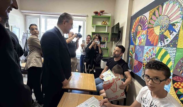 Vali Yılmaz, hastanede tedavi gören öğrencilerin karne heyecanına ortak oldu