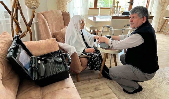 Yaşlı kadının kimliği evinde yenilendi