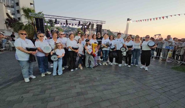 Zonguldaklı kadınlardan kurtuluş yıl dönümünde darbuka şov