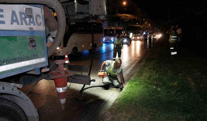 ASAT ekipleri yağmur suyu hatlarını temizliyor