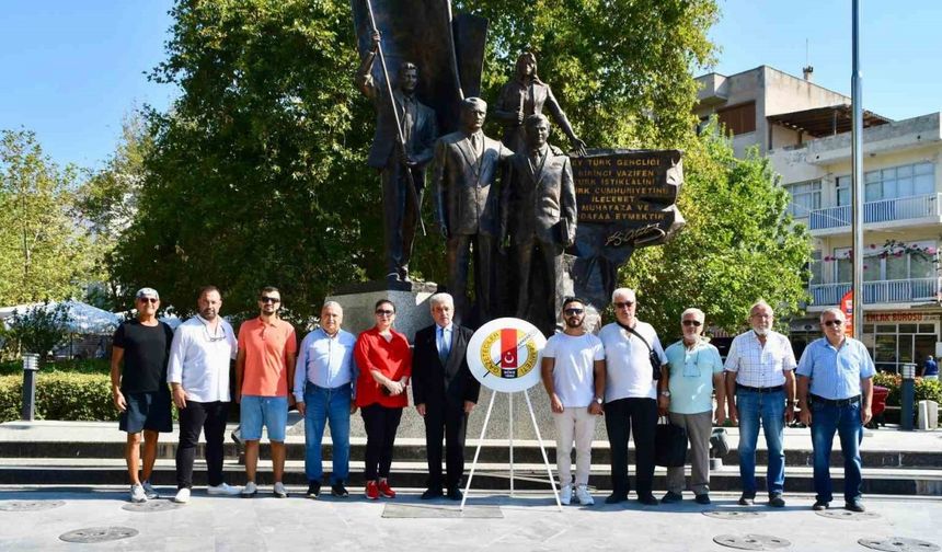 Sökeli Gazeteciler 24 Temmuz nedeniyle çelenk sundu