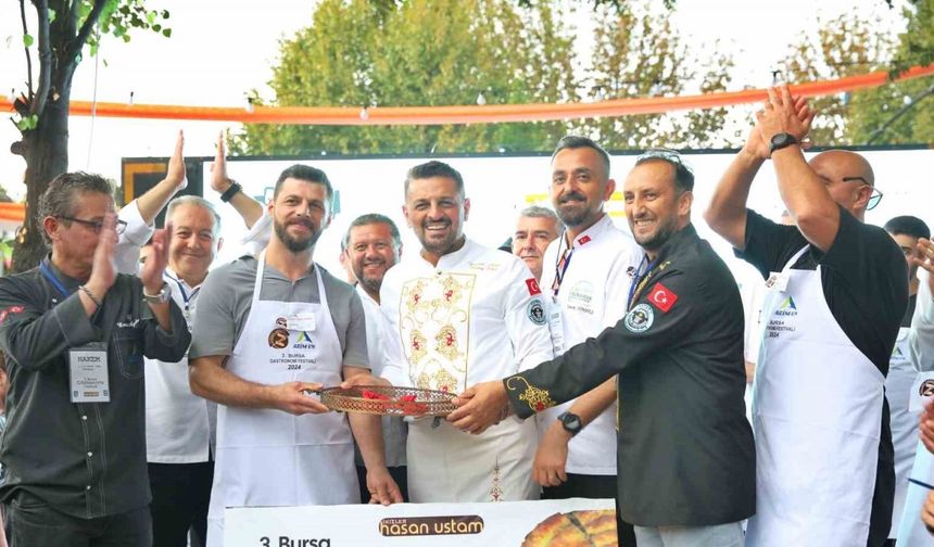 10 dakikada 15 metre börek yedi, altınları kazandı