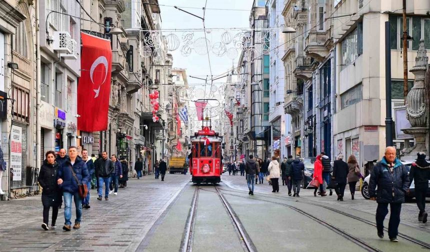 İlber Ortaylı Beyoğlu'nda mirası anlatıyor