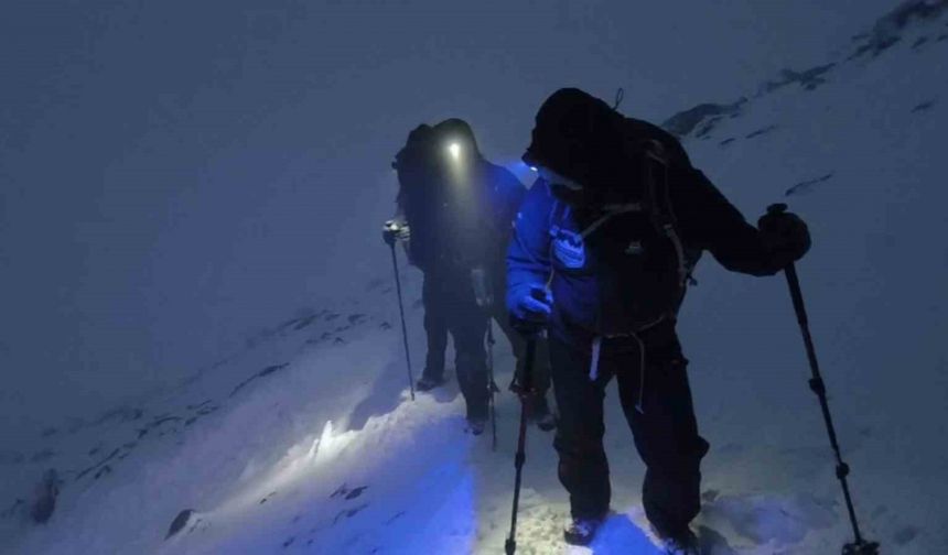 Sis ve fırtına durduramadı: Ağrı Dağı'nın zirvesindeler