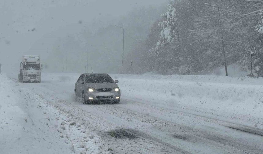 Bolu Dağı'nda 2 günlük kar yağışı devam ediyor