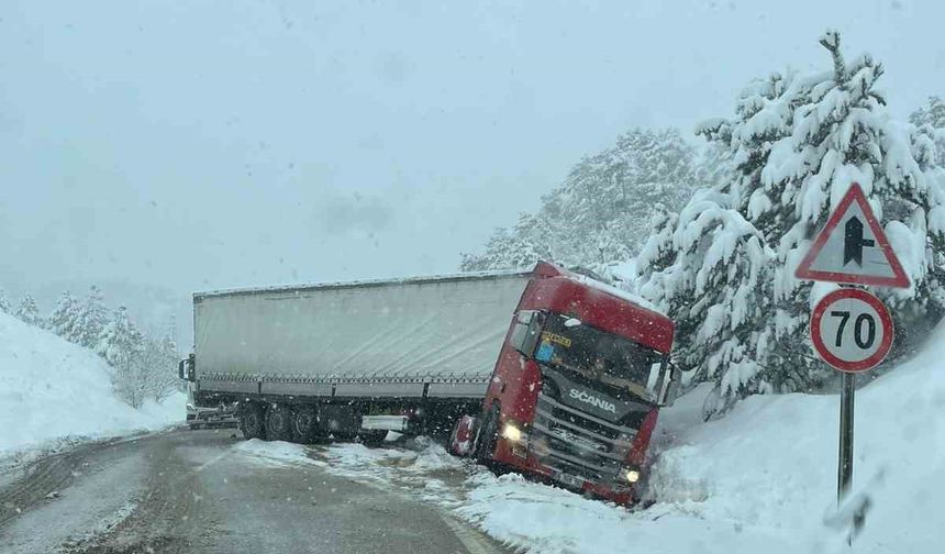 Kar nedeniyle kayan tır yolu trafiğe kapattı